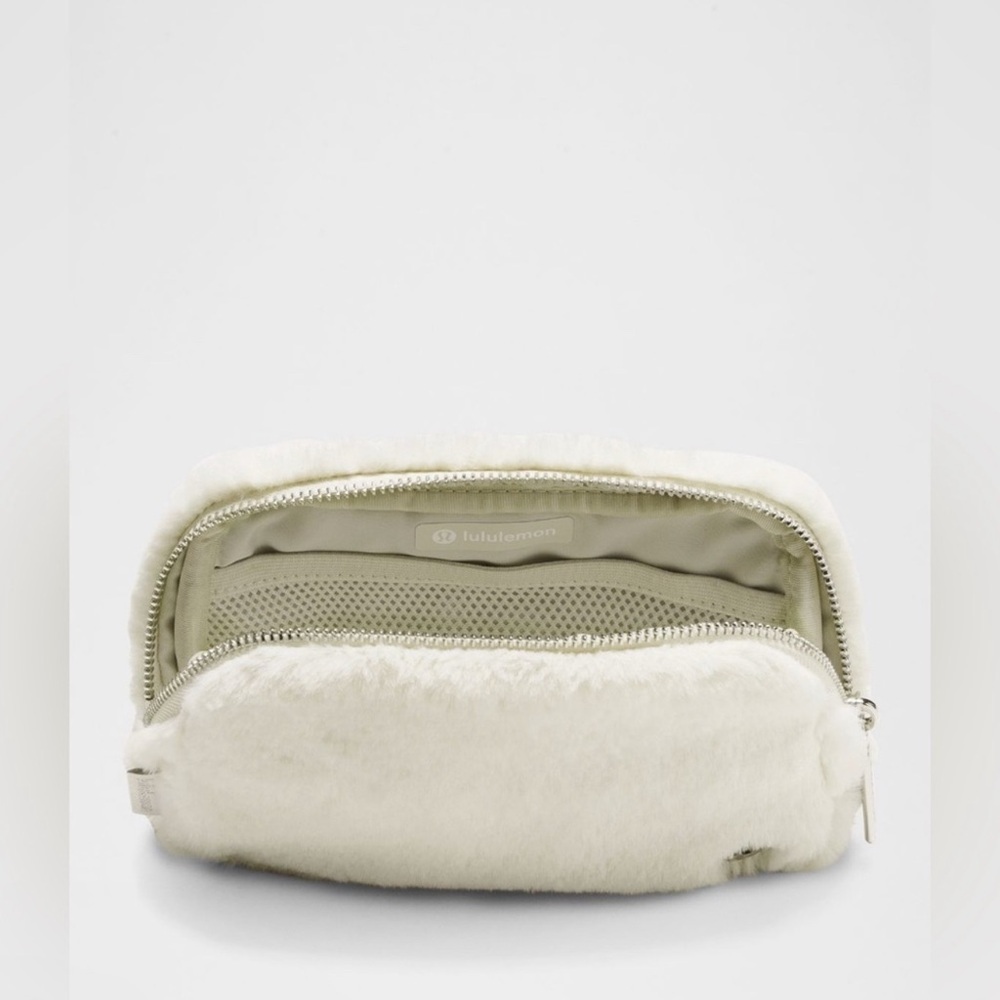 Lululemon NWT Everywhere Belt Bag *plush fleece Bone/Silver - Picture 4 of 7